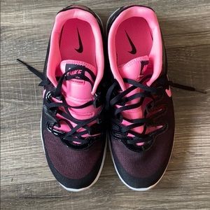 NEVER WORN NIKE WOMENS SNEAKERS